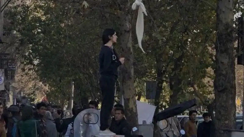 Wanita Misterius di Demo Iran