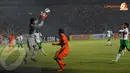 Kurnia Meiga (penjaga gawang Timnas Indonesia) berhasil mengamankan gawangnya dari gempuran pemain depan Belanda dalam Laga yang digelar di Stadion GBK JUmat 7 Juni 2013 - Helmi Fithriansyah