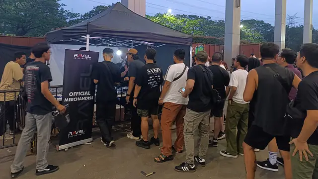Antrean di booth official Merchandise, para penggemar yang membeli merchandise resmi konser Saosin di Ecovention Hall Ancol, Jakarta. Pada Kamis, (29/5/2025). (Foto: Dicky Fadillah)