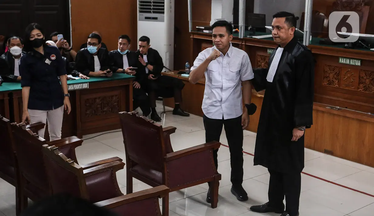 <p>Terdakwa Richard Eliezer Pudihang Lumiu bersiap menjalani sidang dengan agenda pembacaan vonis oleh Majelis Hakim dalam kasus pembunuhan Brigadir Yosua Hutabarat di Pengadilan Negeri Jakarta Selatan, Rabu (15/2/2023). Sebelumnya Richard Eliezer Pudihang Lumiu di Tuntut 12 Tahun Penjara oleh Jaksa Penuntut Umum (JPU). (Liputan6.com/Johan Tallo)</p>