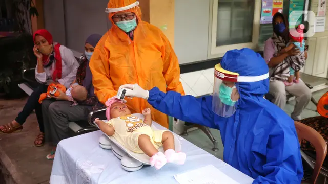 FOTO: Berikan Imunisasi, Bidan di Tangerang Kenakan APD Lengkap