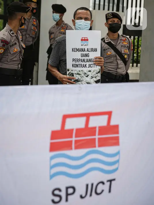 Serikat pekerja JICT menggelar aksi di depan Gedung Kejaksaan Agung, Jakarta, Jumat (30/4/2021). Dalam aksinya mereka mendukung upaya Kejagung untuk mengusut kasus dugaan tindak pidana korupsi terkait  perpanjangan kontrak pelabuhan petikemas nasional JICT. (Liputan6.com/Faizal Fanani)