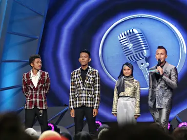 Para Finalis saat berbincang dengan para presenter Stand Up Comedy 2015 di Studio Indosiar, Jakarta, (13/11/2015). Mas Cemen, Ephy, dan Musdalifah menjadi Grand Finalis Stand Up Comedy 2015. (Liputan6.com/Immanuel Antonius)