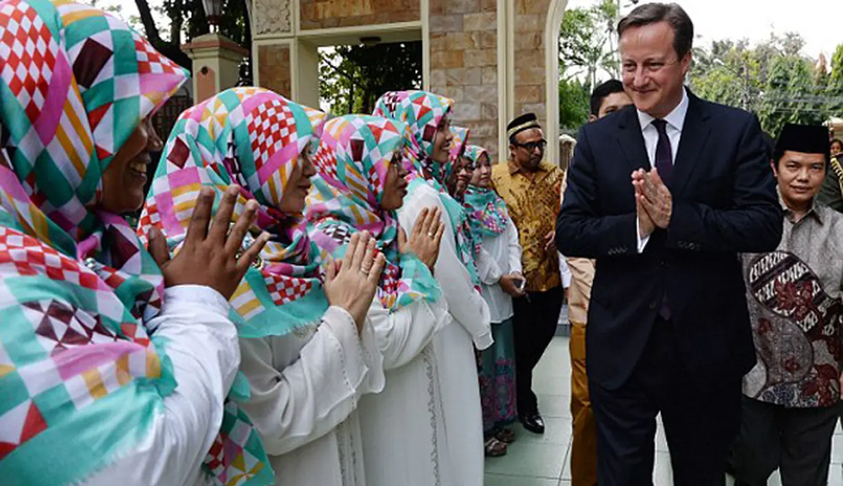 David Cameron juga bertemu tokoh masyarakat di Masjid Agung Sunda Kelapa, Jakarta, di mana ia mendengar tentang upaya untuk mengatasi masalah radikalisasi. (via dailymail.co.uk)