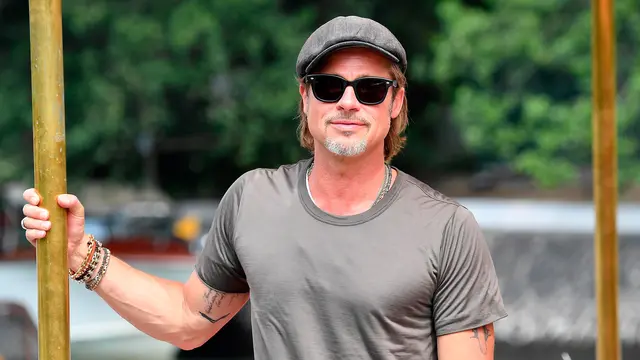 Gaya Santai Brad Pitt Saat Tiba di Venesia
