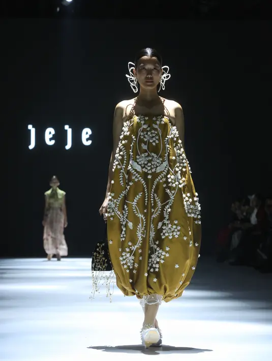 Koleksi ini juga menyajikan aneka dress dengan material silk shantung, serta kemeja pendek berbahan organdi. Semua busana menonjolkan permainan tekstur dan warna melalui penggunaan bordir dan manik yang memperkaya setiap tampilan. [Dok/Fimela/Adrian Utama P].