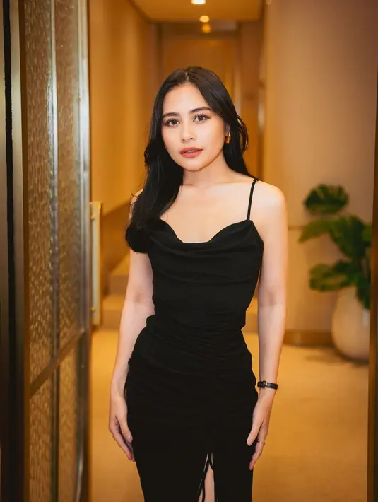 Dress ini juga memiliki aksen draped untuk melembutkan kesan seksi pada keseluruhan penampilan Prilly. [Foto: Instagram/prillylatuconsina96]
