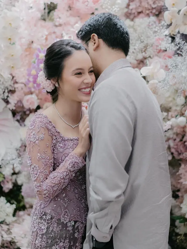 Potret lamaran Anggika Bolsterli dan Omar Armandiego (Sumber: Instagram/@anggikabolsterli)