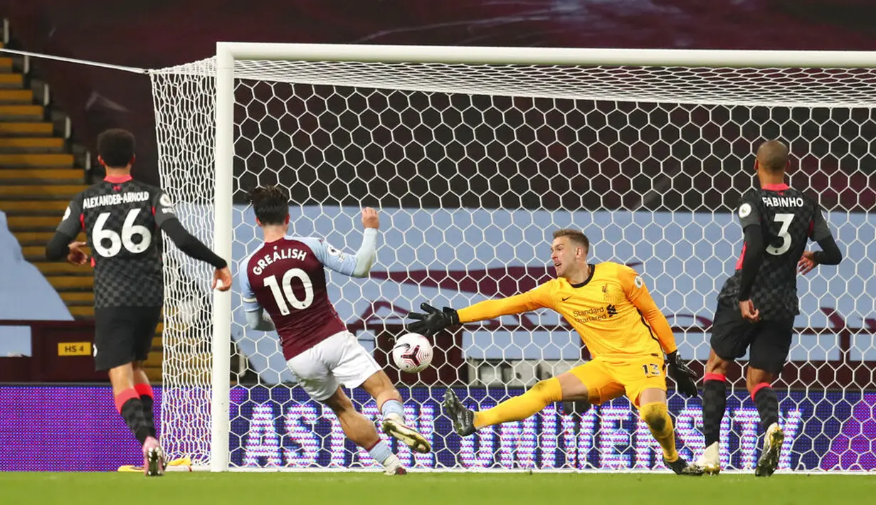 Pemain Aston Villa Jack Grealish (kedua kiri) mencetak gol ke gawang Liverpool pada pertandingan Liga Premier Inggris di Stadion Villa Park, Birmingham, Inggris, Minggu (4/10/2020). Aston Villa mengalahkan Liverpool 7-2. (Cath Ivill/Pool via AP)