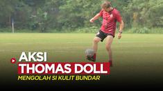 Berita video momen aksi Pelatih Persija Jakarta, Thomas Doll, saat mengolah si kulit bundar.