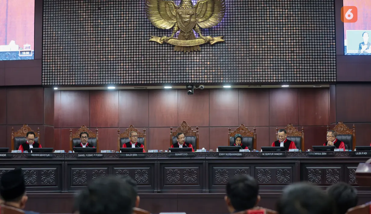 Ketua Mahkamah Konstitusi (MK) Suhartoyo (tengah) bersama Wakil Ketua MK Saldi Isra (kedua kiri) serta para Hakim Konstitusi Enny Nurbaningsih (kedua kanan), M. Guntur Hamzah (ketiga kanan), Daniel Yusmic P. Foekh (ketiga kiri), Adies Kadir (kiri), Arsul Sani (kedua kanan), dan Lilik P. Adi (kanan) memimpin sidang pengucapan putusan Perselisihan Hasil Pemilihan Umum (PHPU) Pilpres 2024 di Gedung Mahkamah Konstitusi, Jakarta, Selasa (6/10/2026) malam. Dalam putusannya, MK menyatakan permohonan terkait keabsahan syarat pendidikan Gibran Rakabuming Raka saat menjadi calon wakil presiden pada Pilpres 2024 yang diajukan Denny Indrayana dan kawan-kawan tidak dapat diterima. (KLY/Budy Santoso)