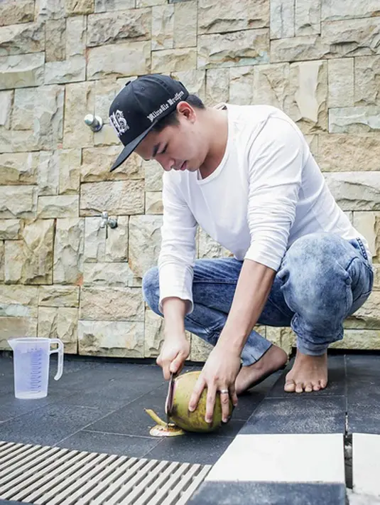 Jelang melahirkan, Glenn selalu membelikan kelapa hijau demi istri dan buah hati yang masih dalam kandungan. Itu yang membuat haru pada sang istri melihat perjuangan suaminya saat membuka kelapa untuk diambil airnya. (dok. Instagram)