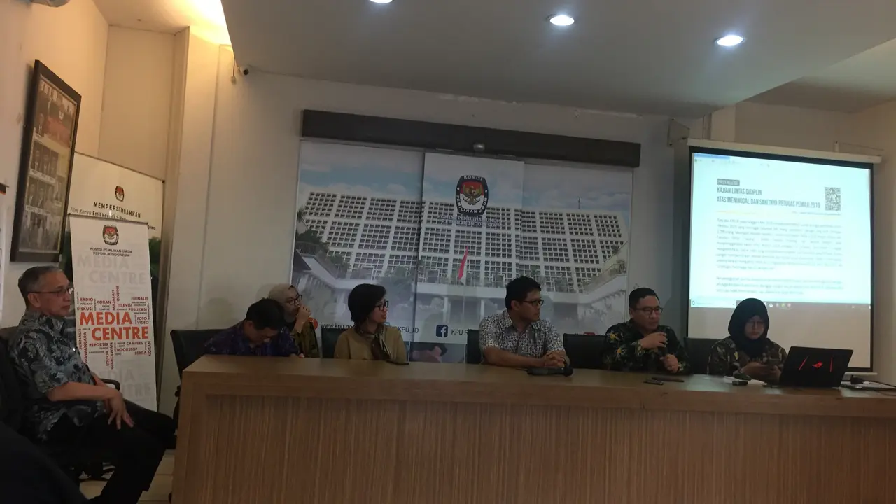 Kajian Lintas Disiplin UGM merilis hasil riset independen terkait dugaan kematian tak wajar yang dialami KPPS di Yogyakarta. (Liputan6.com/Radityo Priyasmoro)