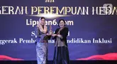 Ketua Tim Penggerak PKK Kabupaten Trenggalek, Novita Hardini, SE., ME. saat menerima Anugerah Perempuan Hebat Liputan6.com Kategori Spesialis Award Penggerak Pembangunan Pendidikan Inklusi dalam cara Cita dan Cipta 2024 yang diadakan Liputan6.com x Fimela di Hotel Shangri-La Jakarta, Rabu (31/7/2024) malam. (Liputan6.com/Angga Yuniar)