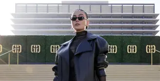 Pelantun lagu Matahariku itu memilih tampilan statement dengan oversized leather jacket berpotongan tegas.  [@agnezmo].