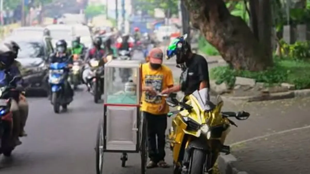 Biker Ninja H2 memberikan uang ke pedagang kecil