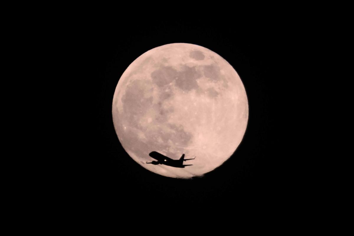 FOTO: Supermoon Wolf Moon Awali Fenomena Langit Tahun 2026