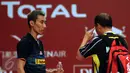 Pebulutangkis Malaysia, Lee Chong Wei berbincang dengan pelatihnya saat laga melawan Marc Zwiebler di Total BWF World Championships 2015 di Istora Senayan Jakarta, Rabu (12/8). Lee Chong Wei unggul 21-14, 17-21, 21-8. (Liputan6.com/Helmi Fithriansyah)
