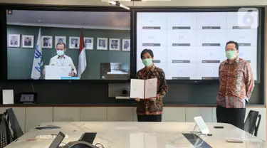 Kepala BKPM Bahlil Lahadalia, Presiden Direktur PT Bank DBS Indonesia Paulus Sutisna dan Head of Institutional Banking Group Kunardy Lie setelah penandatanganan Nota Kesepahaman antara Bank DBS Indonesia dan BKPM guna mendorong iklim investasi Jakarta, Rabu (22/4/2020). (Liputan6.com/Pool/DBS)