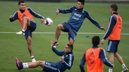 Aksi para pemain timnas Argentina pada sesi latihan jelang melawan Peru pada kualifikasi Piala Dunia 2018 di Lima, Peru (4/10/2016). (AFP/Ernesto Benvides)