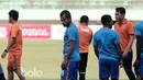 Pemain Borneo FC, Zulvin Zamrun saat melakukan sesi latihan,Zulvin menjadi salah satu andalan tim Pesut Etam pada laga delapan besar Piala Presiden 2017 di Stadion Manahan, Solo, Jumat (24/2/2017). (Bola.com/Nicklas Hanoatubun)