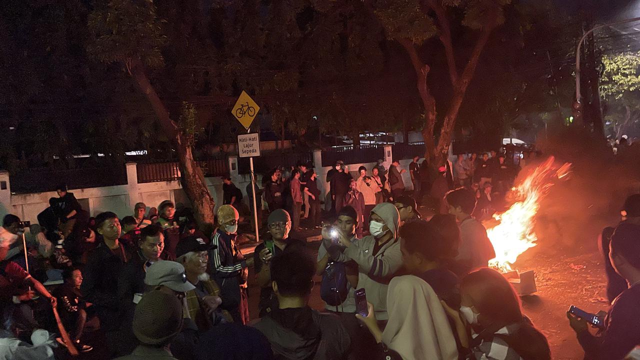 Massa melakukan aksi bakar-bakar di depan gedung KPU jelang pengumuman hasil pemilu 2024, Rabu malam (20/3/2024). (Liputan6.com/Ady Anugrahadi)