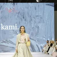 Melihat pesona Atiqah Hasiholan melenggang di catwalk JFW 2025. [Dok/Kami].