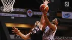 Pemain Pelita Jaya, Valentino Wuwungan (kiri) menahan pergerakan pebasket Satya Wacana Salatiga, Madarious Jaquil Gibbs pada laga Perbasi Cup 2017 di Britama Arena, Jakarta, Senin (6/11). Pelita Jaya unggul 92-46. (Liputan6.com/Helmi Fithriansyah)