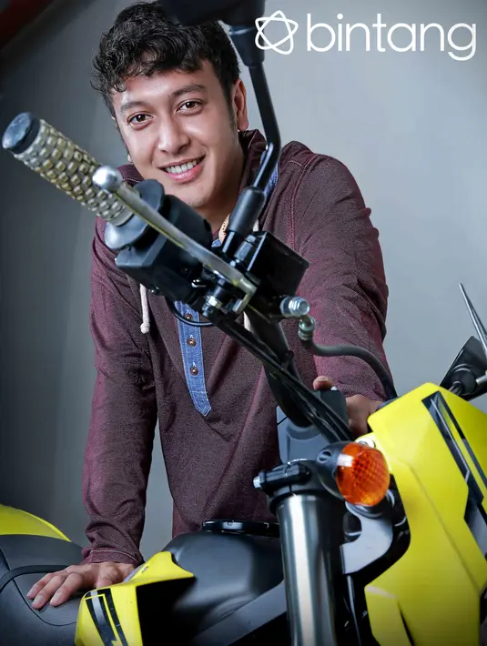 Dimas Anggara memang menekuni dua bidang sekaligus yaitu akting dan musik. Bagi bintang film ‘London Love Story’ ini, akting dan musik sama pentingnya karena keduanya sama-sama ‘entertain’. (Galih W. Satria/Bintang.com)