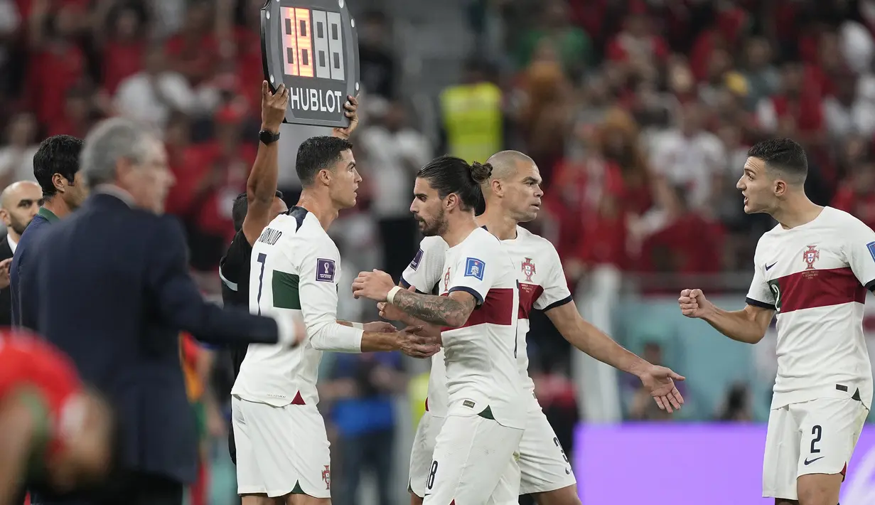 Pada babak kedua, pelatih Portugal Fernando Santos akhirnya memasukkan Cristiano Ronaldo pada menit ke-51 menggantikan Ruben Neves. (AP/Martin Meissner)