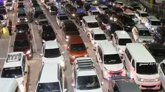 Ratusan mobil pribadi yang akan menyeberang ke Pulau Sumatera terjebak kemacetan sebelum masuk ke kapal "Roll on-Roll off" (RoRo) di Pelabuhan Merak, Banten, Kamis (28/4/2022). Jelang hari raya Idul Fitri, pemudik dengan kendaraan bermotor mulai memadati Pelabuhan Merak. Penumpukan kendaraan ini menyebabkan terjadinya antrean kendaraan yang panjang. (Liputan6.com/Angga Yuniar)