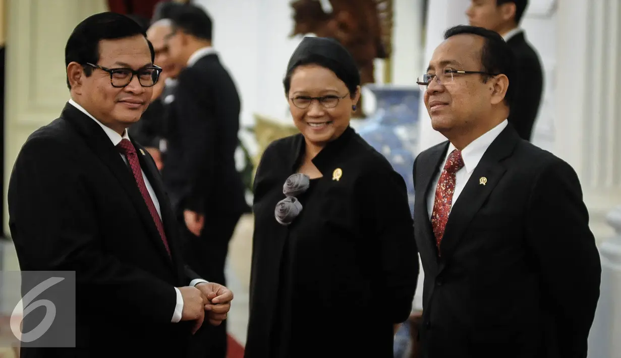 (ki-ka) Sekretaris Kabinet Pramono Anung, Menlu RI Retno Marsudi, Mensesneg Pratikno saat hadir mengikuti menerima surat-surat kepercayaan Duta Besar LBBP untuk Republik Indonesia di Istana Merdeka, Jakarta, Selasa (4/10). (Liputan6.com/Faizal Fanani)