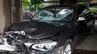 Kondisi mobil sedan BMW warna hitam yang ringsek setelah melawan arus dan menabrak pemotor hingga tewas di Jalan Fatmawati, Jakarta Selatan (Jaksel). (Foto: Tangkapan Layar Video/Merdeka.com)