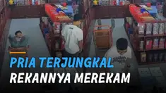 Seorang rekannya yang berada di dekatnya justru langsung mengambil handphone untuk mengabadikan momen tersebut.