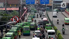 Sejumlah angkutan kota (angkot) berhenti di bahu jalan, Bogor, Jawa Barat, Selasa (28/1/2020). Masih banyaknya angkot yang menaikkan dan menurunkan penumpang tidak pada tempatnya mengakibatkan lalu lintas semrawut. (merdeka.com/Magang/Muhammad Fayyadh)