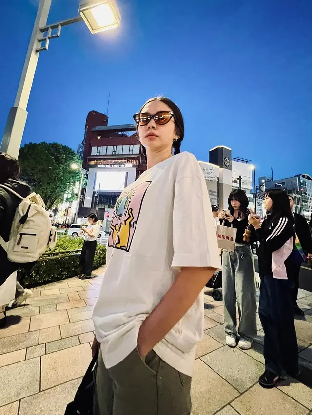 6 Gaya Skena Yuki Kato Saat Mudik Lebaran ke Jepang, Rambut Kepang Dua Jadi Andalan