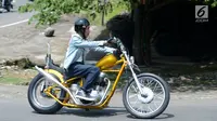 Presiden Jokowi saat mengendarai motor Chopper di Sukabumi, Jawa Barat, Minggu (8/4). Jokowi bahkan mempersiapkan kelengkapan motor maupun administrasi sebelum memulai blusukan dengan motor Choppernya. (Liputan6.com/Pool/Biro Pers Setpres)