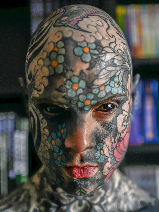 Guru sekolah dasar Prancis dan penggemar tato Sylvain Helaine, yang dikenal sebagai Freaky Hoody, berpose selama sesi foto di Palaiseau, selatan pinggiran kota Paris (22/9/2020). (AFP/Christophe Archambault)