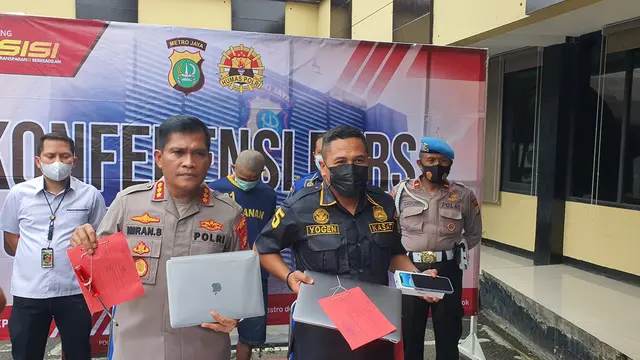 Kapolres Metro Depok, Kombes Imran Edwin Siregar memperlihatkan barang bukti pencurian rumah selebgram di Polres Metro Depok