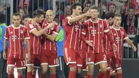 Para pemain Bayern Munchen merayakan gol yang dicetak oleh Arjen Robben ke gawang VfL Wolfsburg pada laga Bundesliga, di Stadion Allianz, Kamis (22/9/2017). Bayern Munchen ditahan imbang 2-2 oleh VfL Wolfsburg. (AP/Matthias Balk)