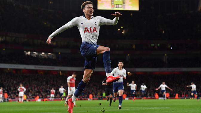 Gelandang Tottenham, Dele Alli, merayakan gol yang dicetaknya ke gawang Arsenal pada laga perempat final Piala Liga di Stadion Emirates, London, Rabu (19/12). Arsenal kalah 0-2 dari Tottenham. (AFP/Ben Stansall)