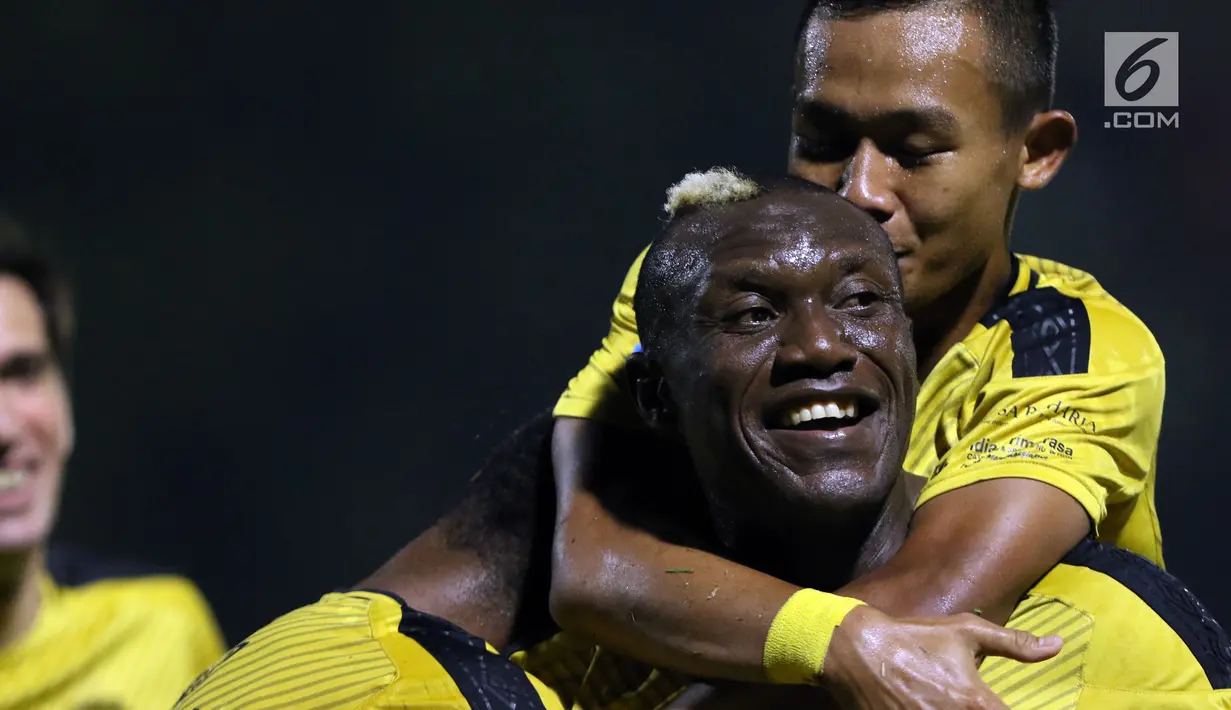 Pemain Bhayangkara FC merayakan gol yang dicetak Herman Dzumafo (kanan) saat melawan Perseru pada lanjutan Go-Jek Liga 1 Indonesia 2018 bersama Bukalapak di Stadion PTIK, Jakarta, Rabu (12/9). Bhayangkara FC unggul 1-0. (Liputan6.com/Helmi Fithriansyah)