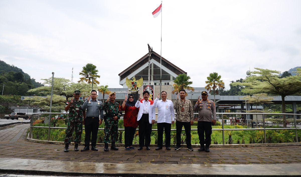 "Saat ini, kita memiliki 26 pos pengamanan di Kalimantan Barat dan harus terus di jaga", ucapnya.<br>