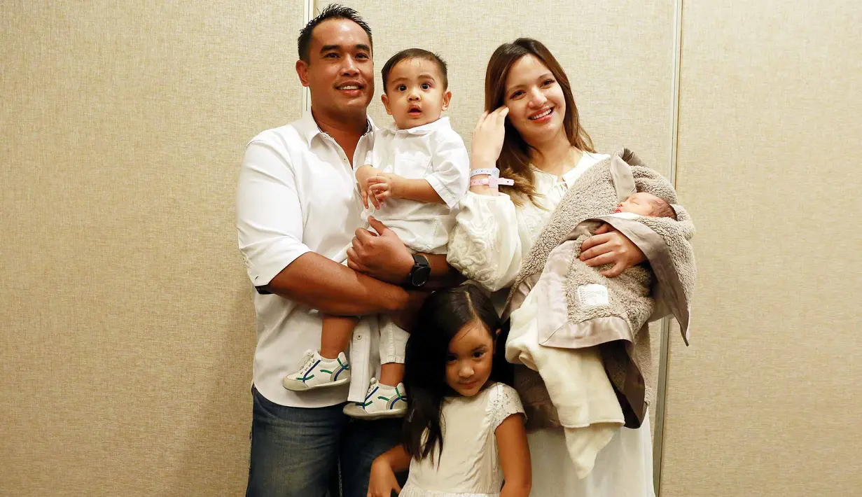 Pasangan Nia Ramadhani dan Ardie Bakrie baru saja dikaruniai anak ketiga. Bayi lahir melalui operasi caesar itu berjenis kelamin laki-laki. Keduanya sepakat memanggilnya dengan MZB. (Nurwahyunan/Bintang.com)