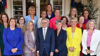 PM Australia Anthony Albanese bersama beberapa Menteri perempuan yang menjadi anggota kabinetnya usai pengambilan sumpah di Canberra, hari Rabu 1 Juni 2022 (AP)