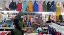 Suasana kios penjual kerudung di Poins Square Lebak Bulus, Jakarta, Senin (4/1/2021). Dampak pandemi COVID-19, sejumlah pemilik kios di pusat berbelanjaan tersebut mengaku mengalami penurunan omzet hingga 50 persen. (merdeka.com/Arie Basuki)