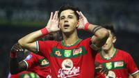 Selebrasi winger Persebaya Surabaya, Bruno Moreira setelah membobol gawang PSS Sleman pada pekan 1 BRI Liga 1 2024/2025 di Stadion Gelora Bung Tomo, Minggu (11/8/2024). (Bola.com/Aditya Wany)