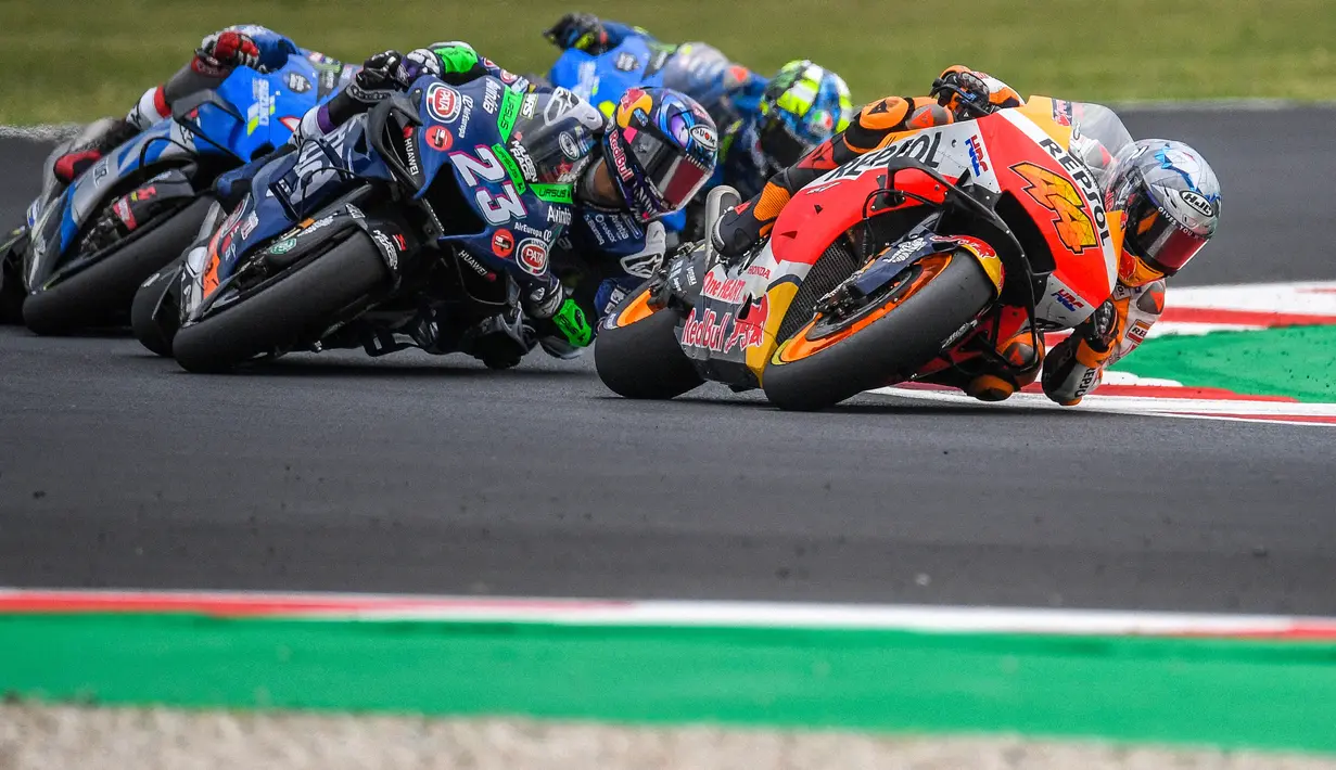 Start dari urutan ke-12, Bastianini mampu merangsek naik menuju urutan lima ketika balapan masih menyisakan 22 lap. Pembalap 23 tahun tersebut bahkan mampu menyalip Marc Marquez satu lap berselang. (AFP/Andreas Solaro)