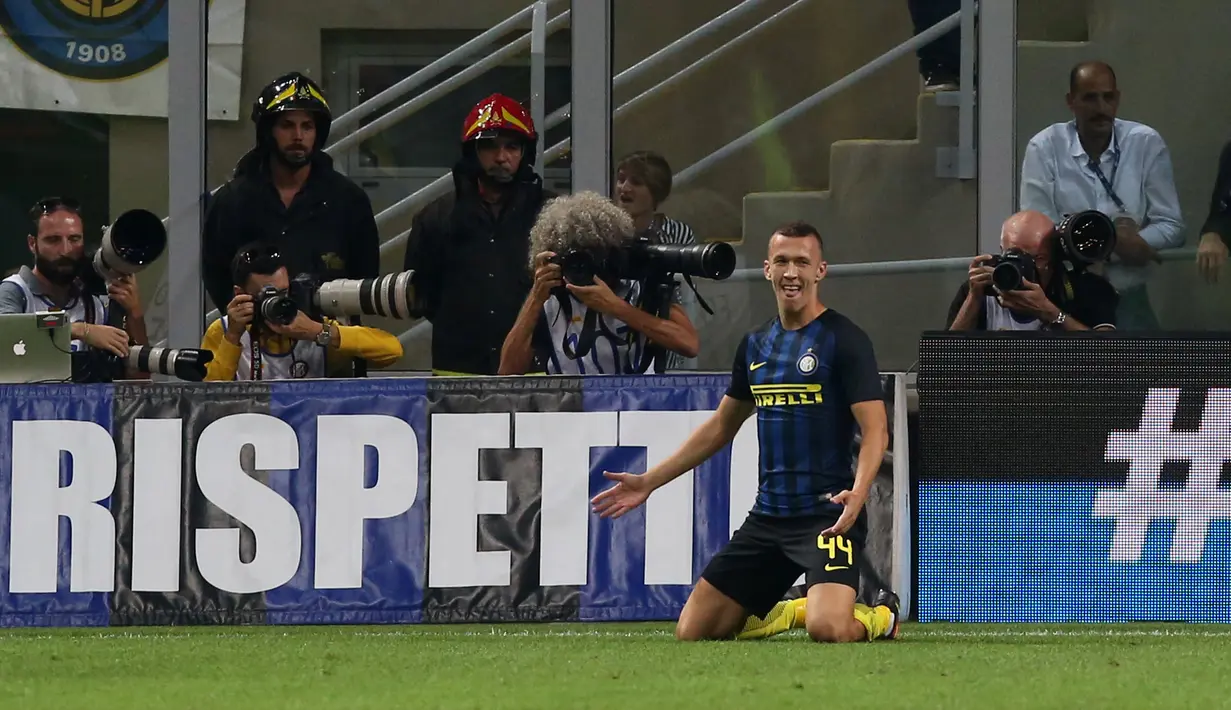 Gelandang Inter Milan, Ivan Perisic melakukan selebrasi usai mencetak gol kegawang Juventus pada liga Italia di Stadion San Siro, Milan, (19/9). Inter Milan menang atas Juventus dengan skor 2-1. (AFP Photo/Marco Vertorello)