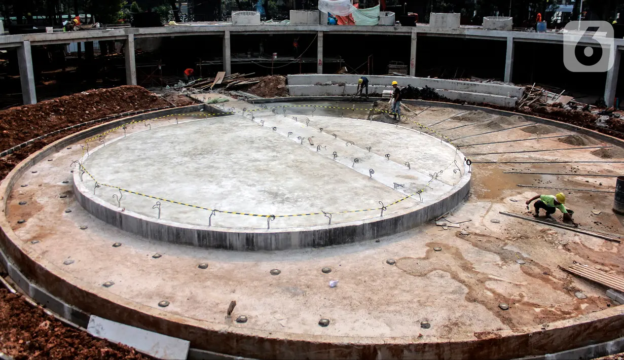 Pekerja menyelesaikan proyek revitalisasi Taman Christina Martha Tiahahu  di kawasan Blok M, Jakarta, Kamis (7/7/2022). Taman Martha Tiahahu yang sedang direvitalisasi ini mengusung konsep ruang publik yang mendukung gerakan literasi. (Liputan6.com/Johan Tallo)